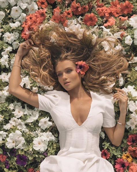 Perfect blonde hair extensions with flowers