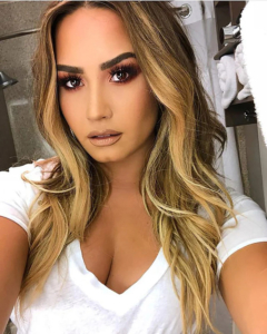 Great-Lenghts_Celebrities_Demi-Lovato