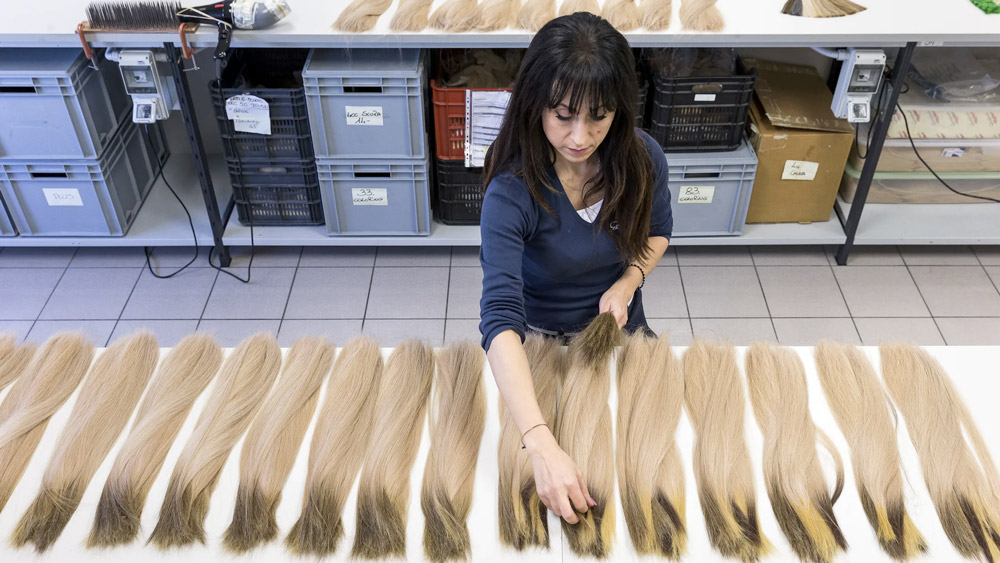 colour mixing the hair extensions in the Rome factory